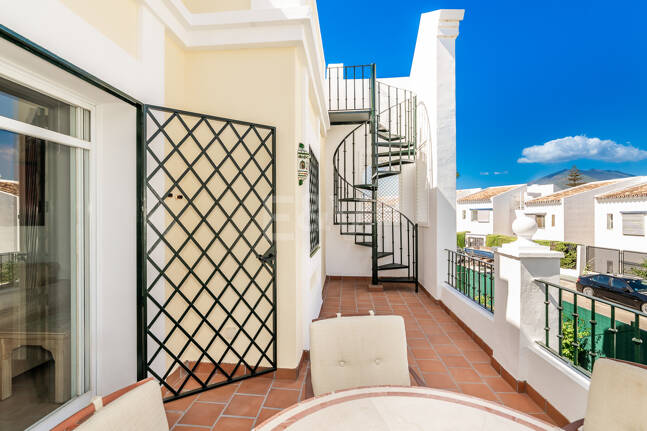 Conveniently Located Apartment with Panoramic Solarium in Aloha Gardens