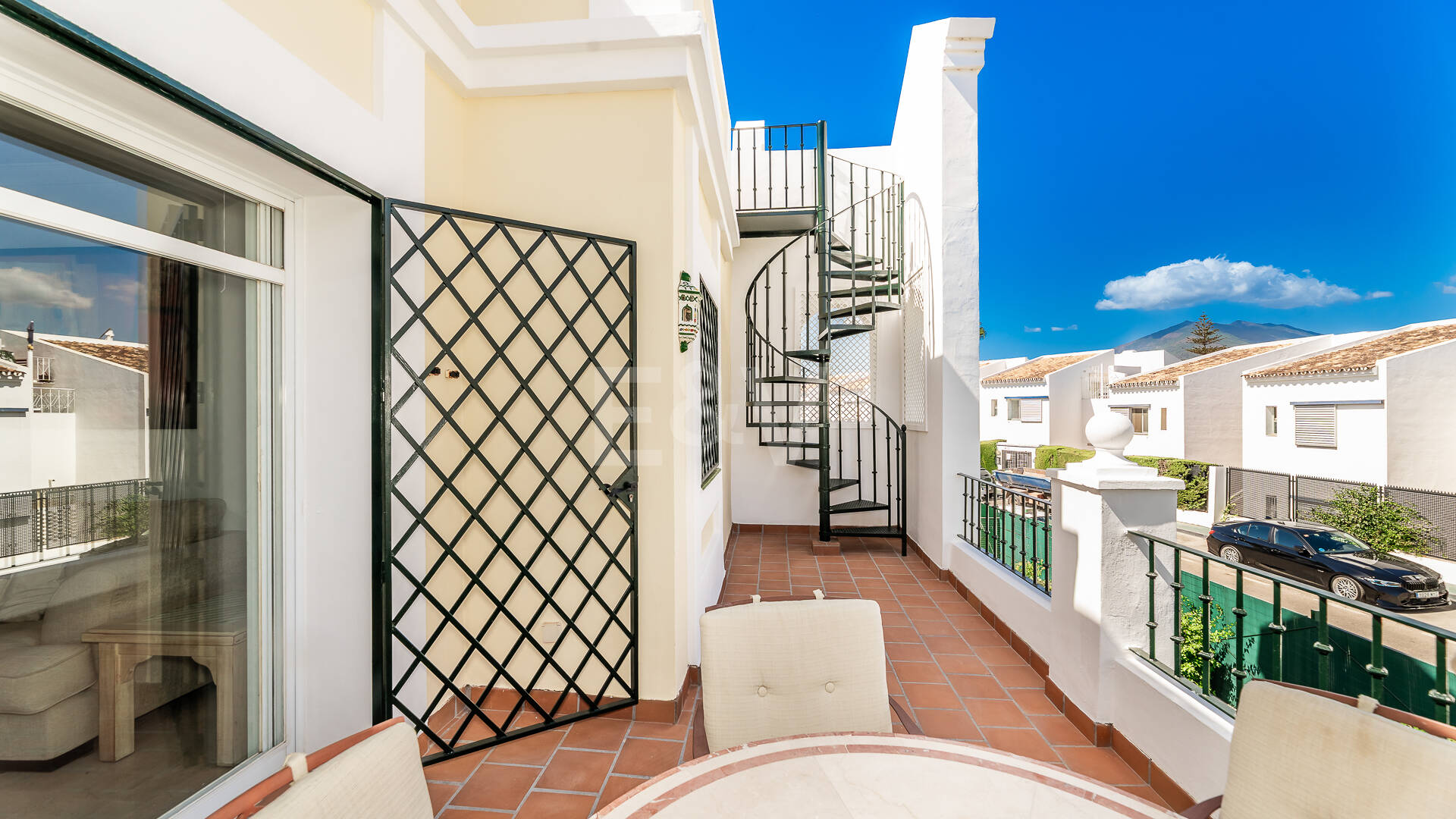 Conveniently Located Apartment with Panoramic Solarium in Aloha Gardens