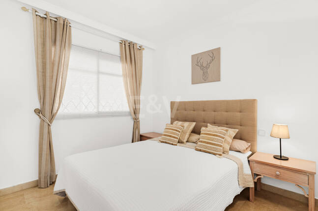 Conveniently Located Apartment with Panoramic Solarium in Aloha Gardens