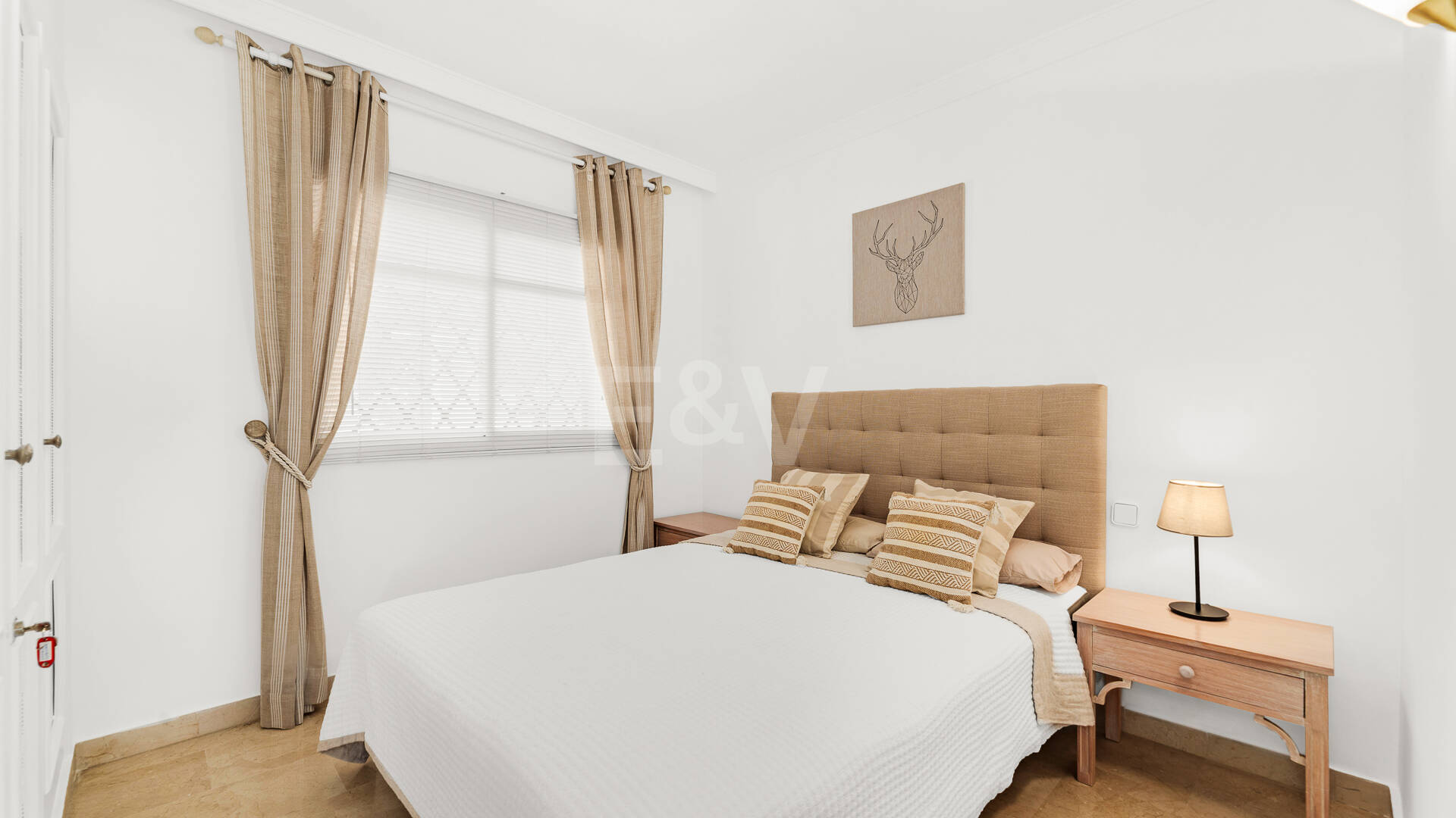 Conveniently Located Apartment with Panoramic Solarium in Aloha Gardens