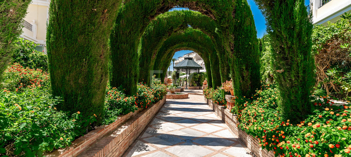 Stunning Apartment with Panoramic Solarium in a Prestigious Gated Community, Prime Location!