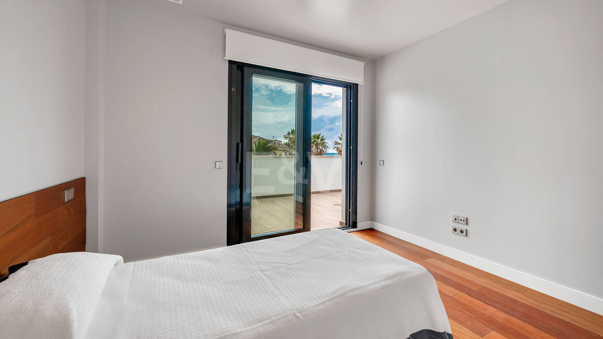 Sal a la arena: Villa contemporánea frente al mar