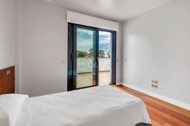 Sal a la arena: Villa contemporánea frente al mar