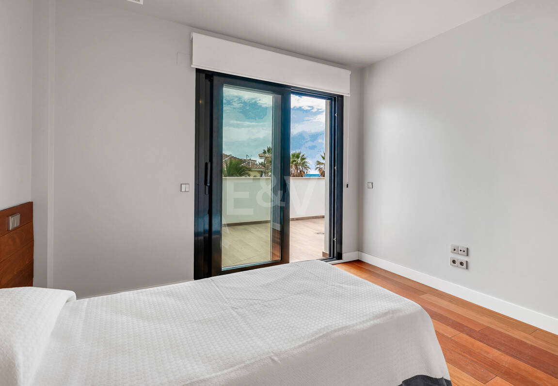 Sal a la arena: Villa contemporánea frente al mar