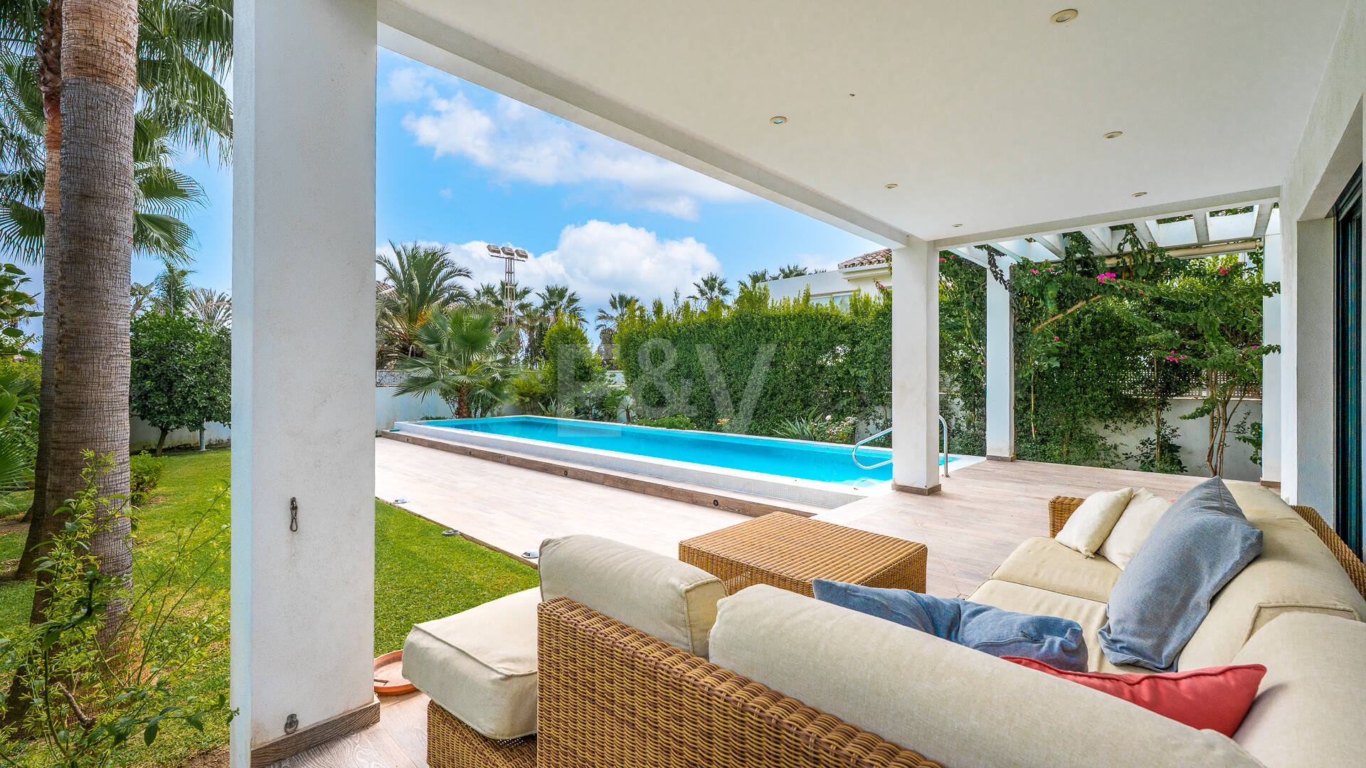 Sal a la arena: Villa contemporánea frente al mar