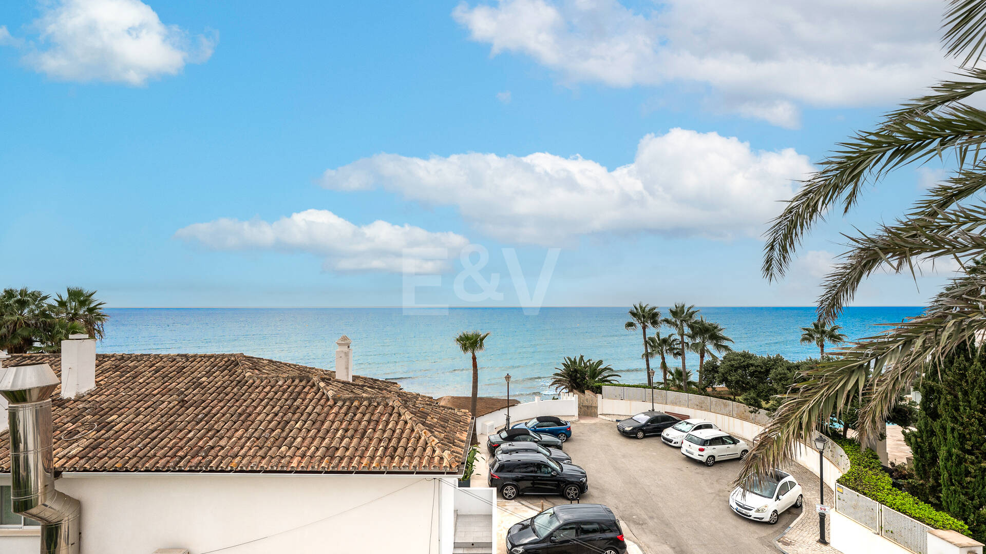 Sal a la arena: Villa contemporánea frente al mar