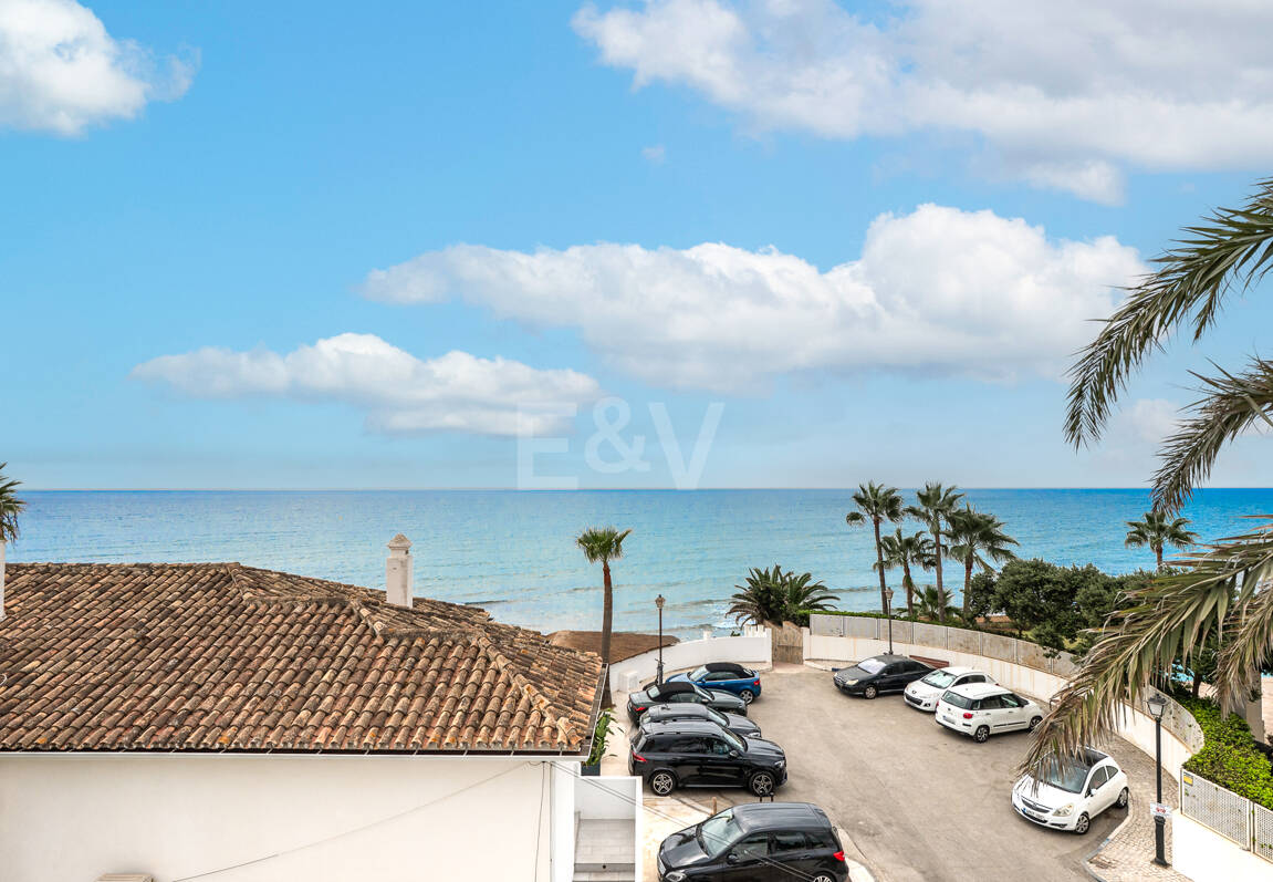 Sal a la arena: Villa contemporánea frente al mar