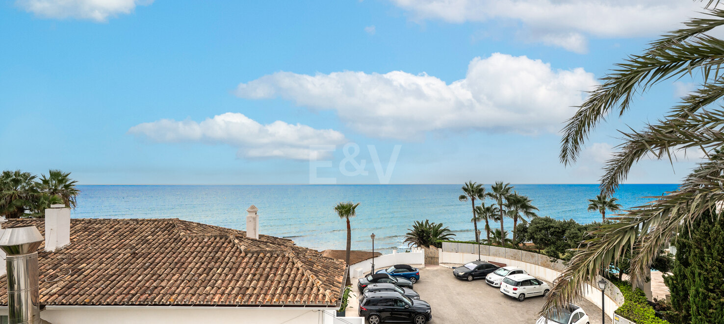 Beachfront Luxury 5-Bedroom Villa