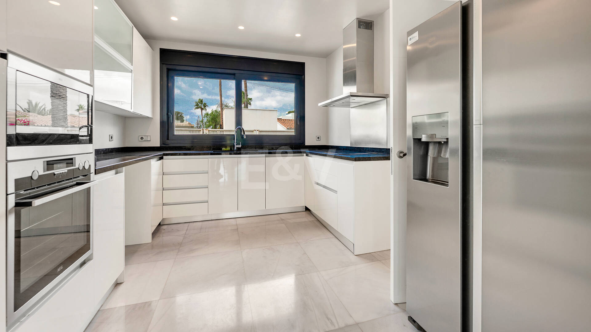 Sal a la arena: Villa contemporánea frente al mar