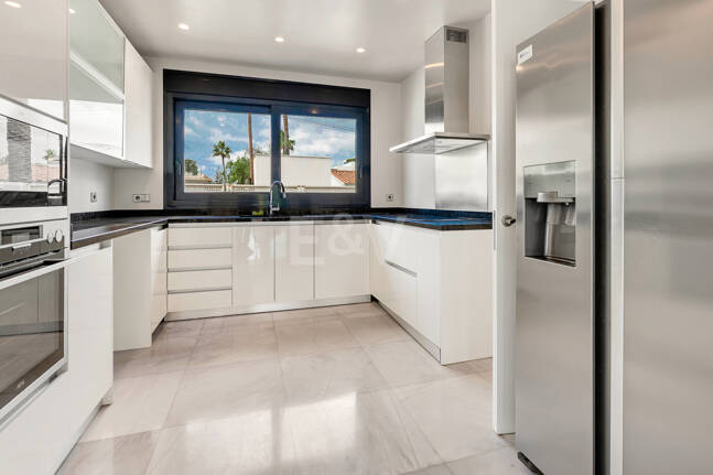 Sal a la arena: Villa contemporánea frente al mar