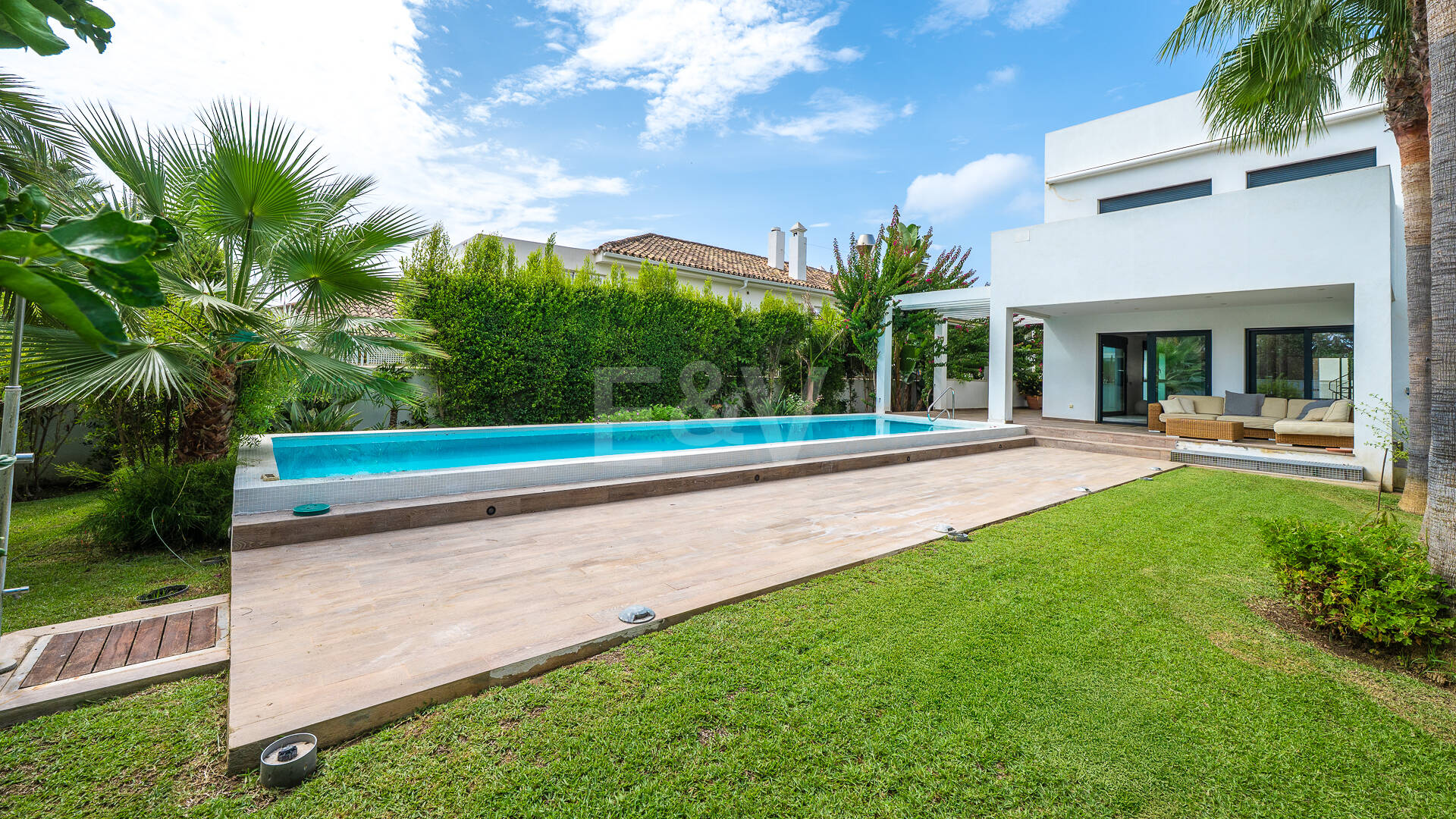 Sal a la arena: Villa contemporánea frente al mar