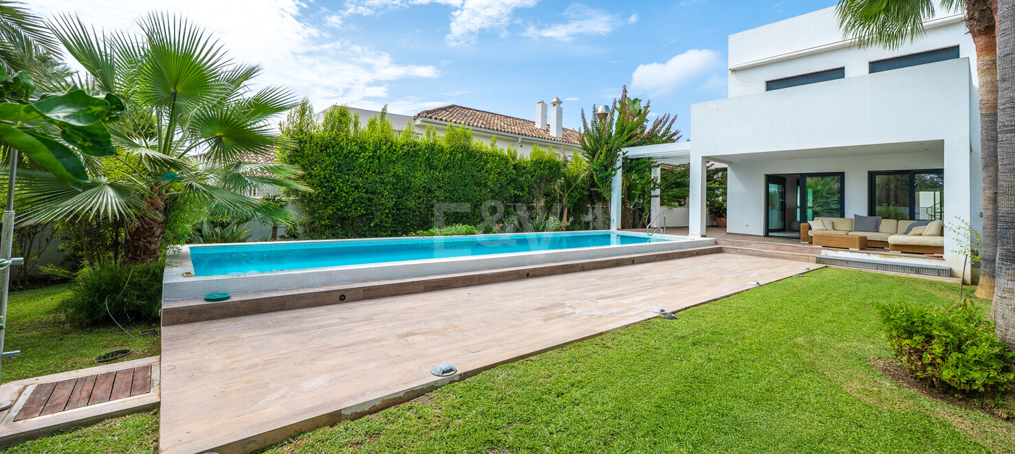Beachfront Luxury 5-Bedroom Villa