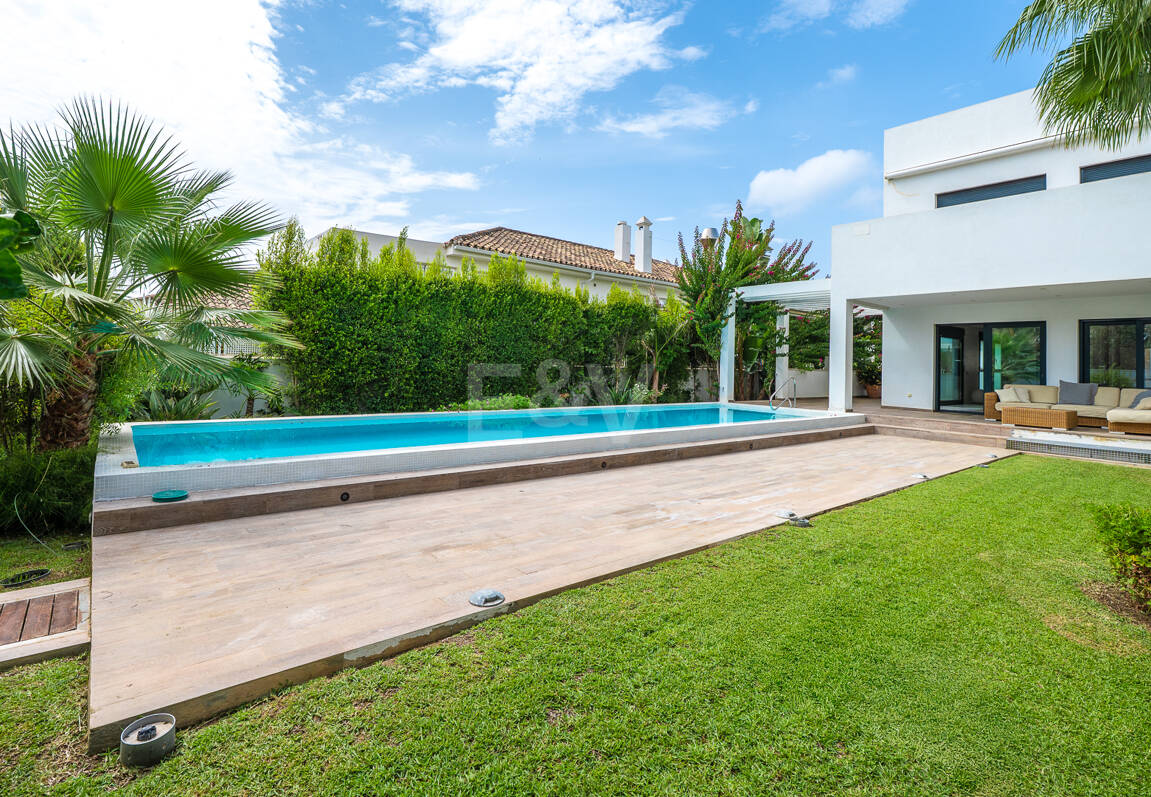 Sal a la arena: Villa contemporánea frente al mar