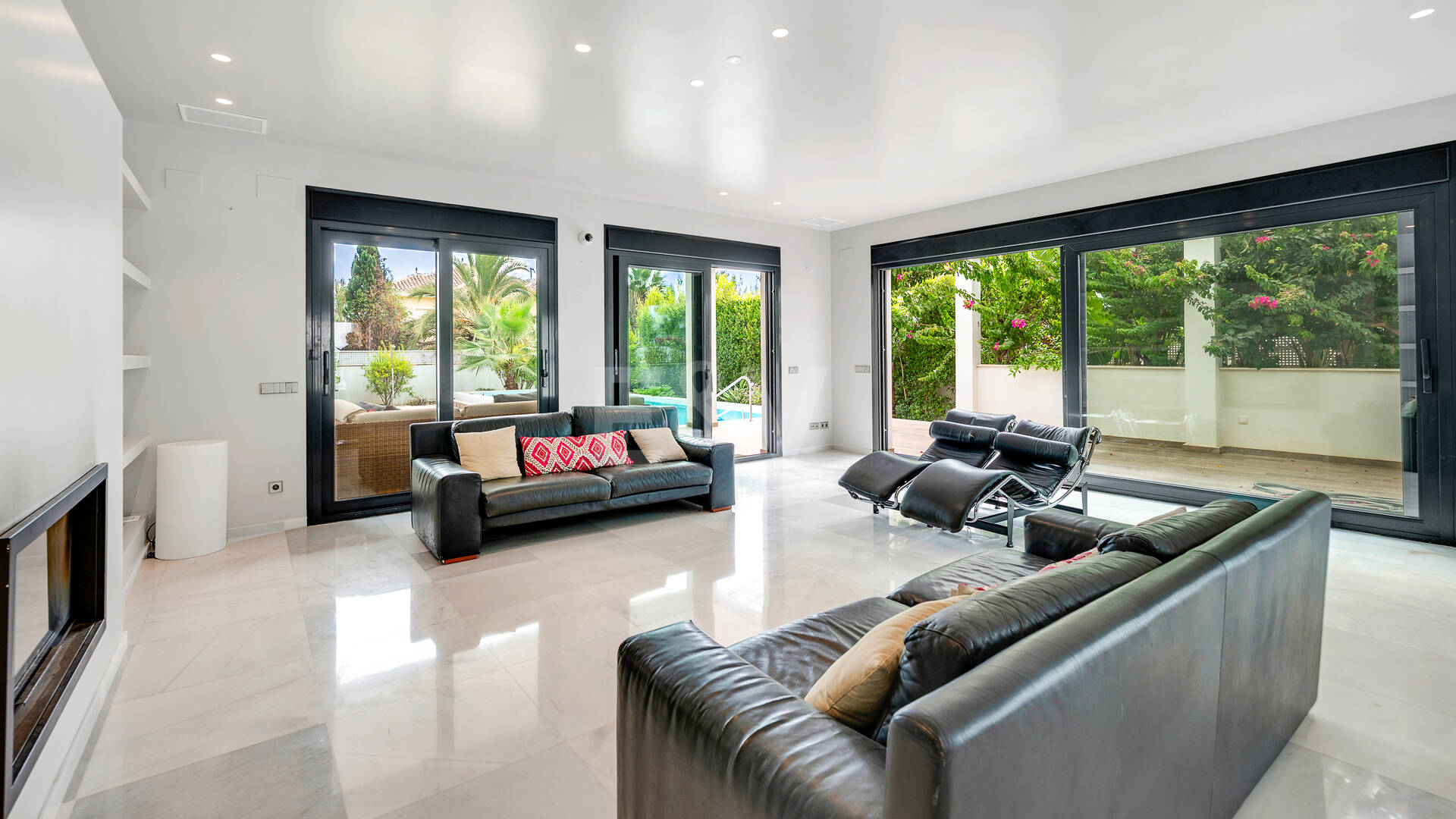 Sal a la arena: Villa contemporánea frente al mar