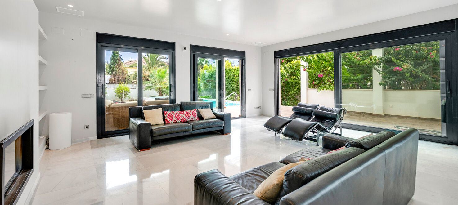 Beachfront Luxury 5-Bedroom Villa