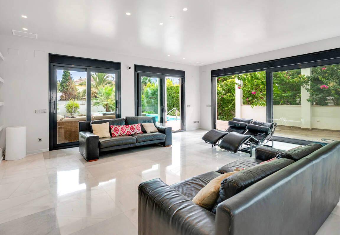 Sal a la arena: Villa contemporánea frente al mar