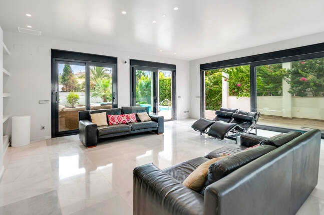 Sal a la arena: Villa contemporánea frente al mar