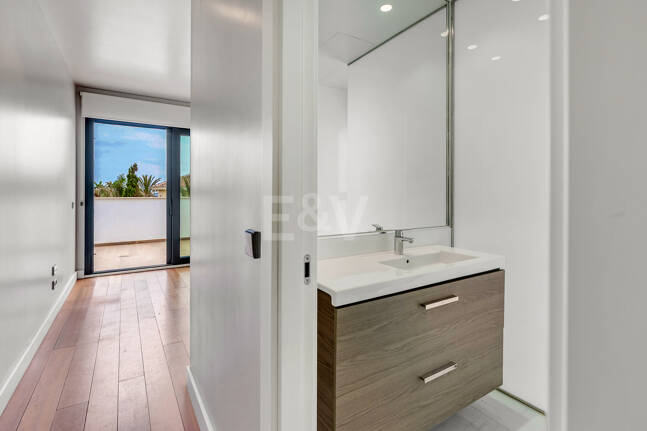 Sal a la arena: Villa contemporánea frente al mar