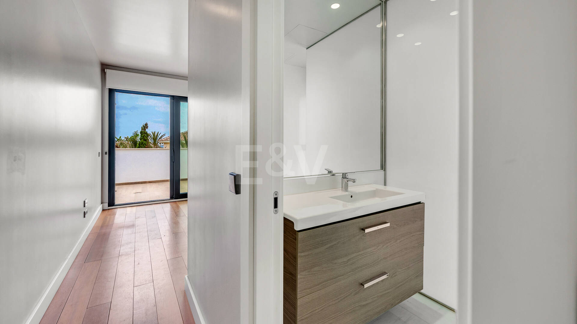 Sal a la arena: Villa contemporánea frente al mar