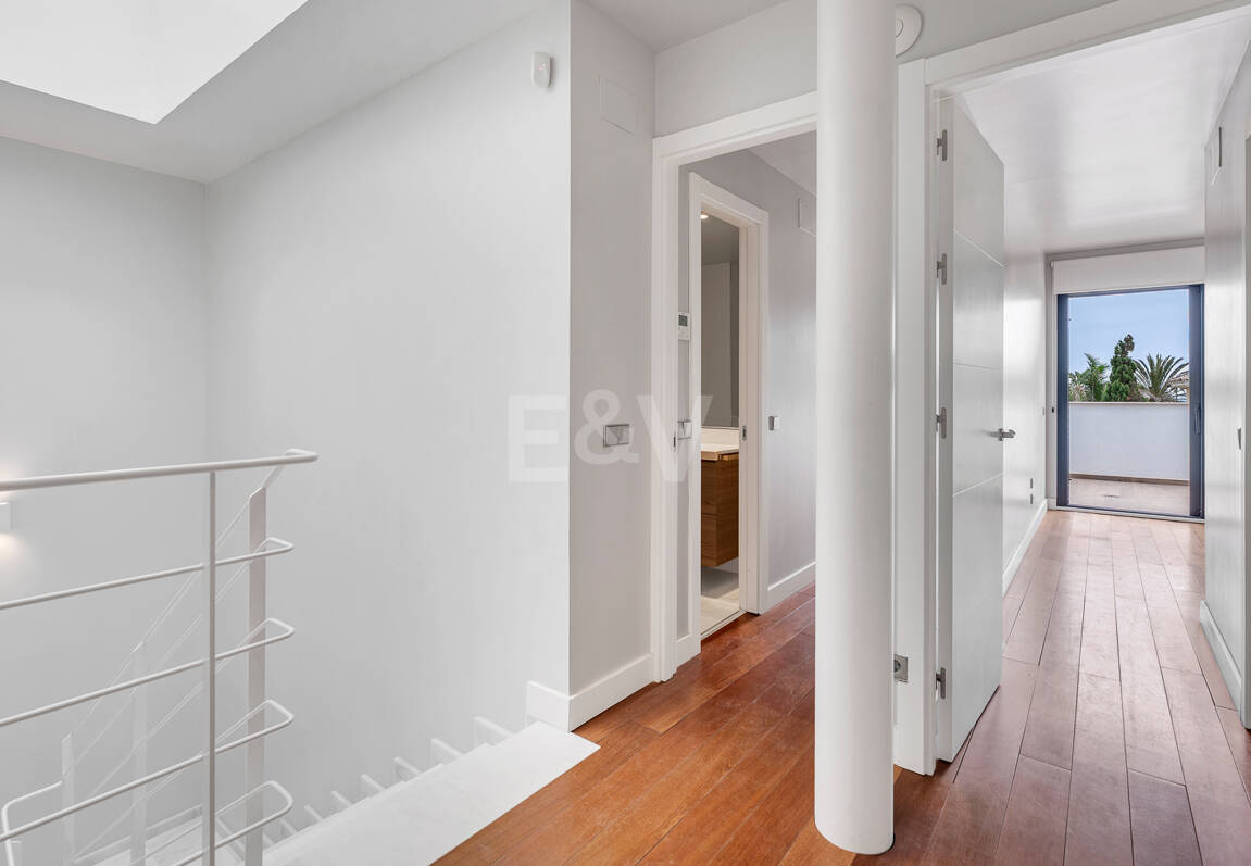 Sal a la arena: Villa contemporánea frente al mar