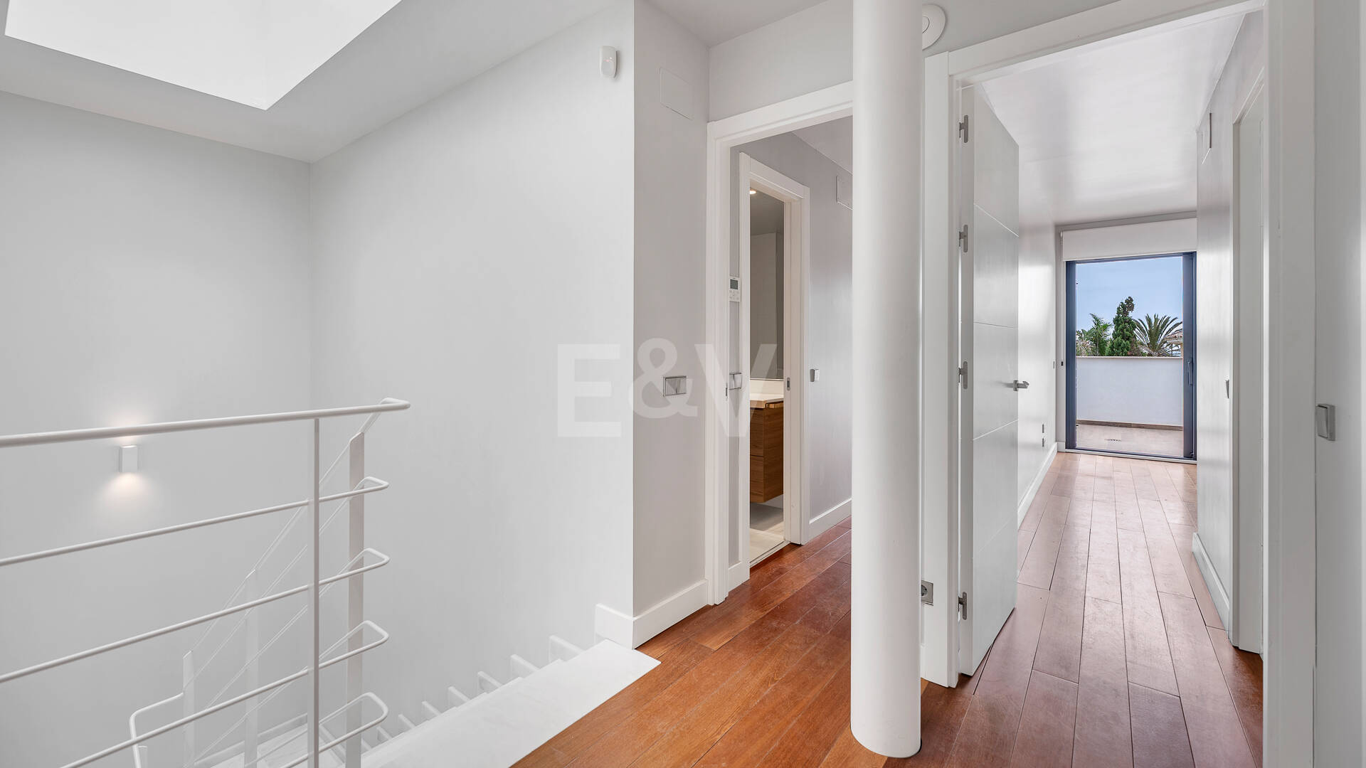 Sal a la arena: Villa contemporánea frente al mar