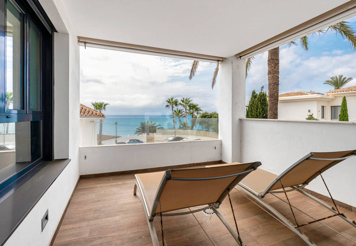 Sal a la arena: Villa contemporánea frente al mar