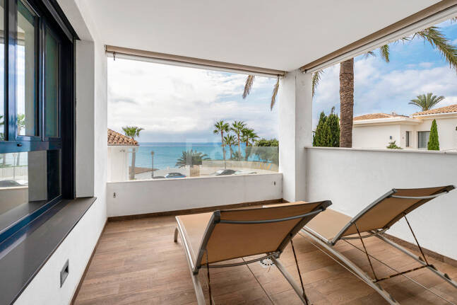 Sal a la arena: Villa contemporánea frente al mar