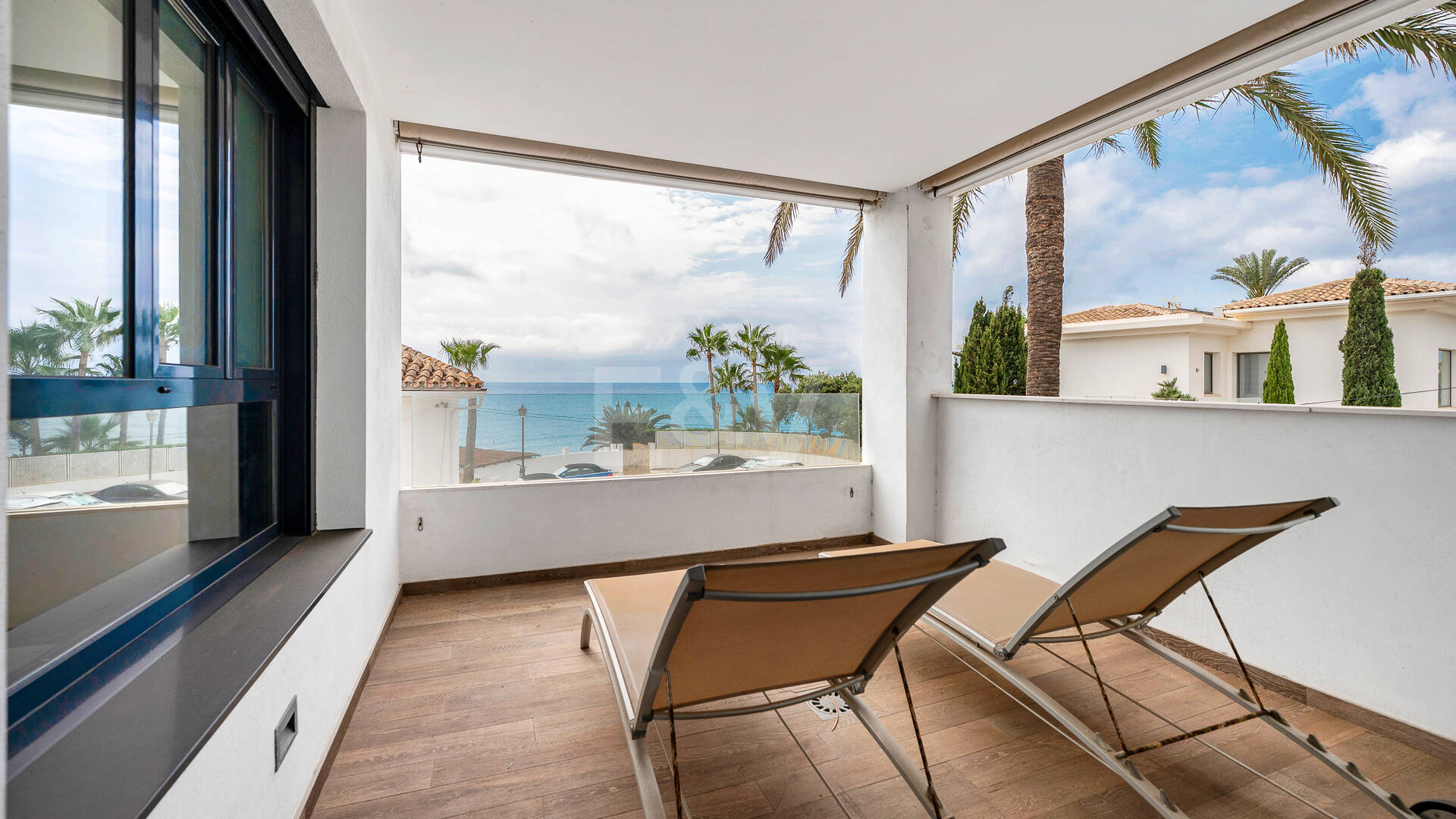 Sal a la arena: Villa contemporánea frente al mar