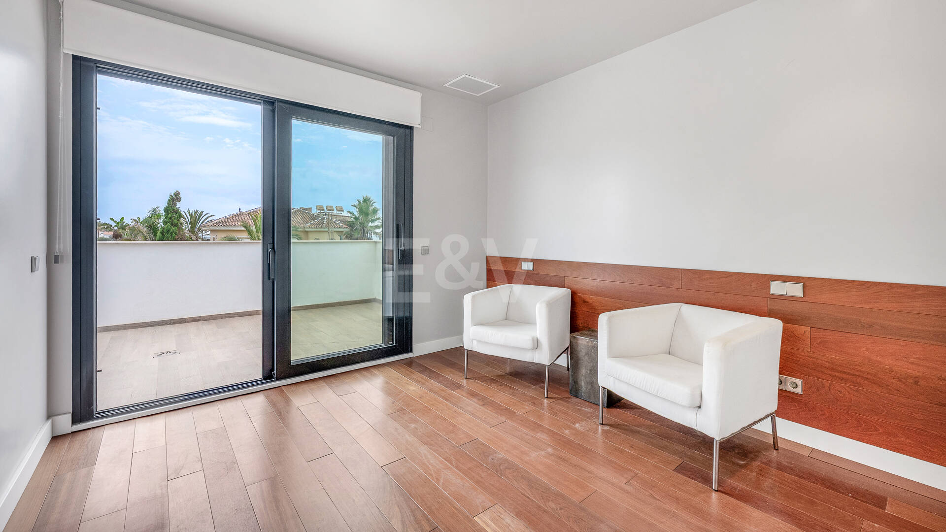 Sal a la arena: Villa contemporánea frente al mar