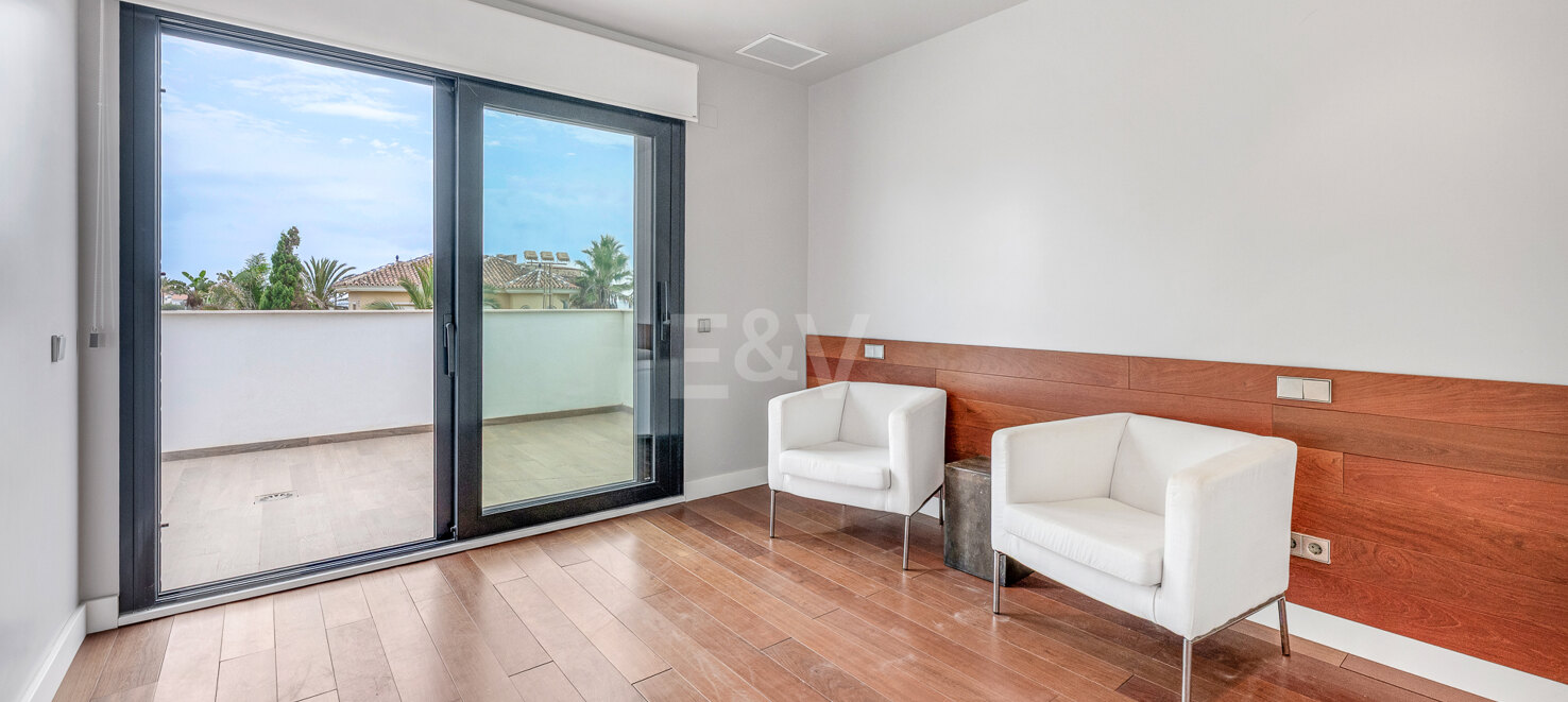 Beachfront Luxury 5-Bedroom Villa