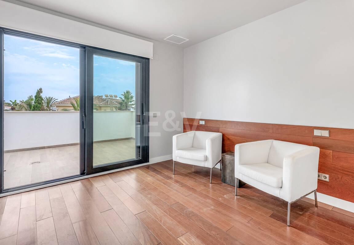 Sal a la arena: Villa contemporánea frente al mar