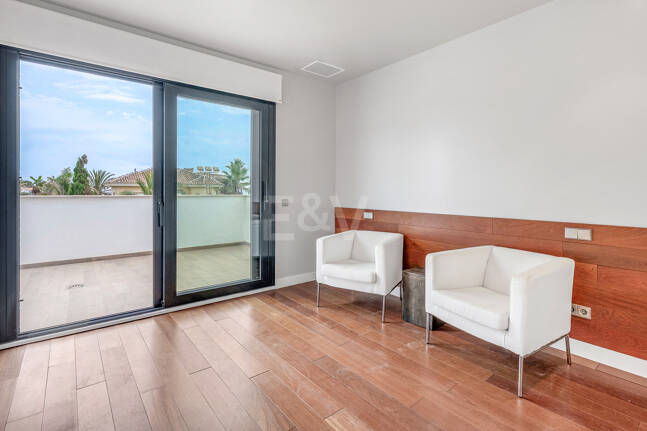 Sal a la arena: Villa contemporánea frente al mar