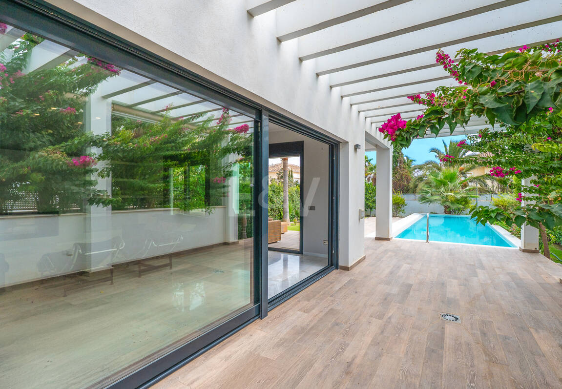 Sal a la arena: Villa contemporánea frente al mar