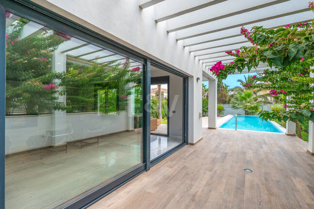 Sal a la arena: Villa contemporánea frente al mar