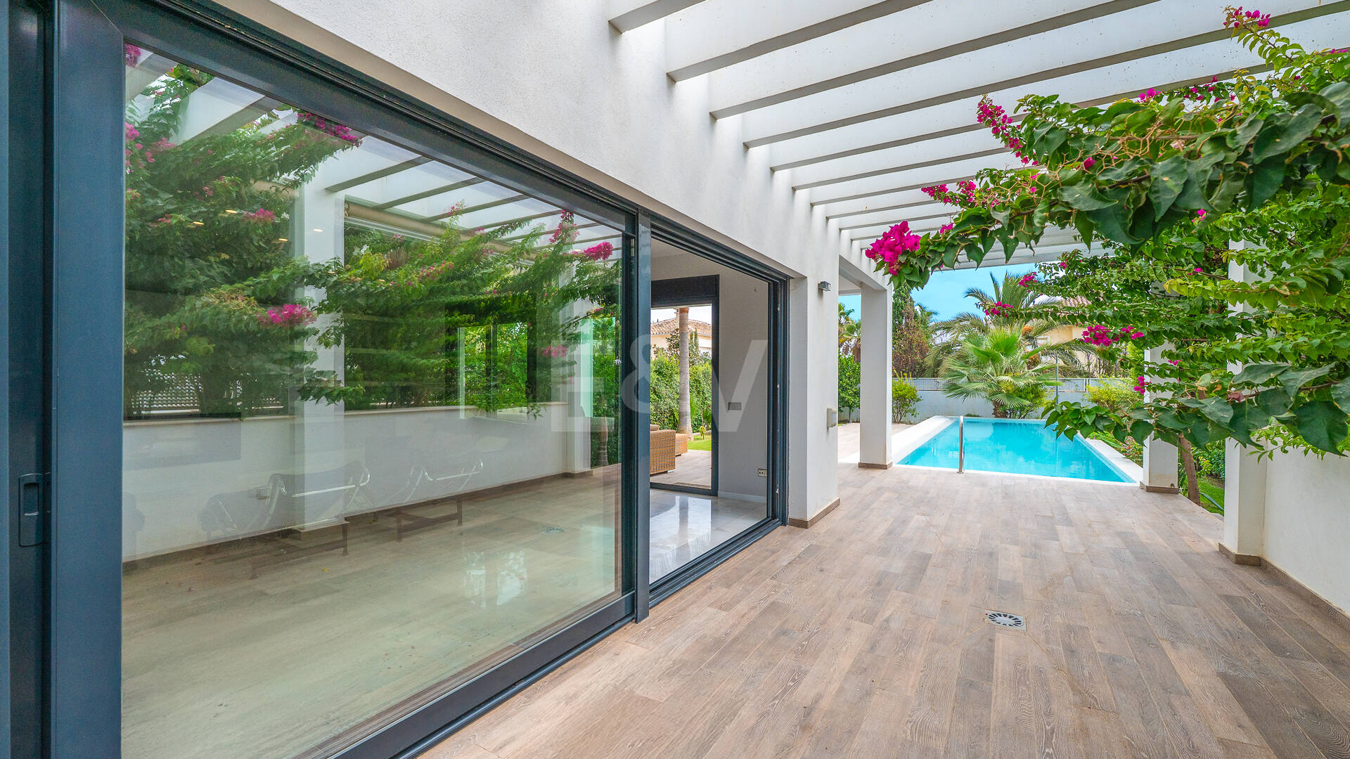 Sal a la arena: Villa contemporánea frente al mar