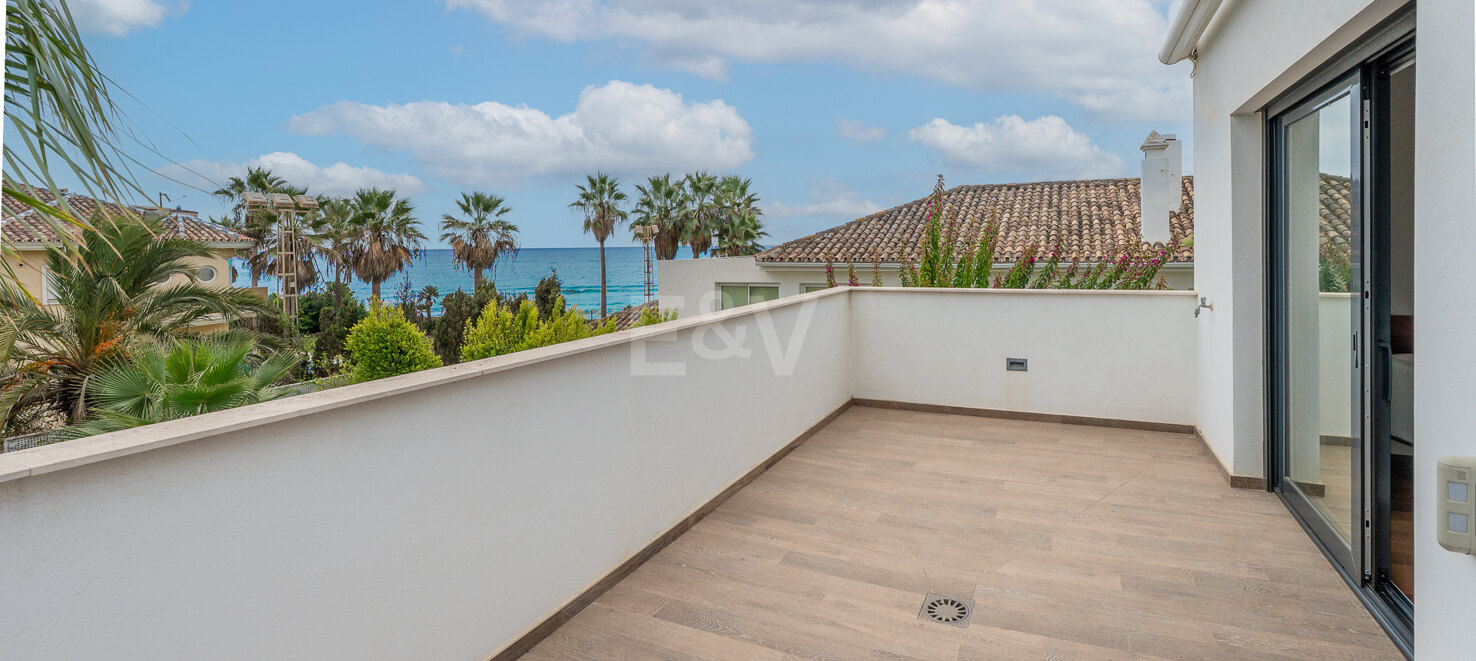 Beachfront Luxury 5-Bedroom Villa