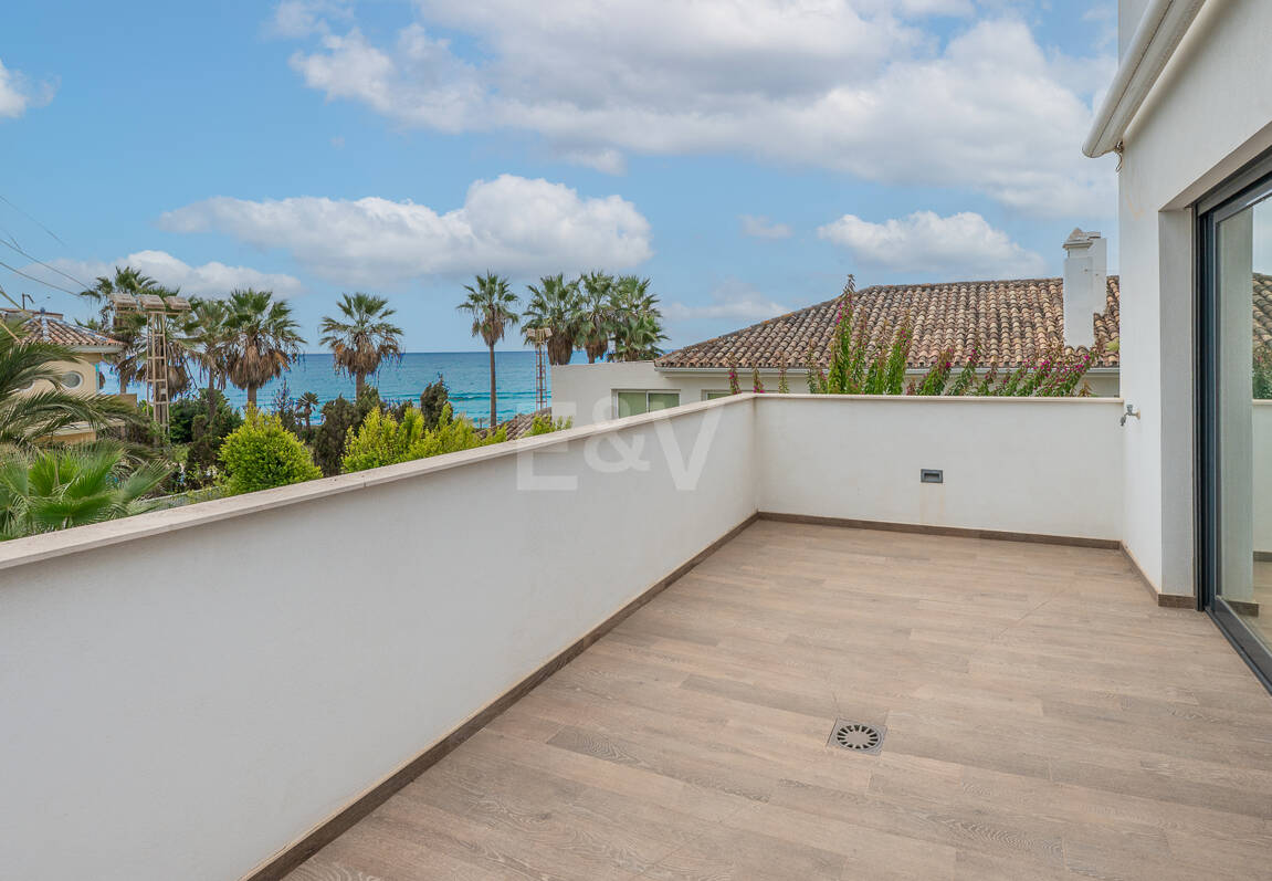 Sal a la arena: Villa contemporánea frente al mar