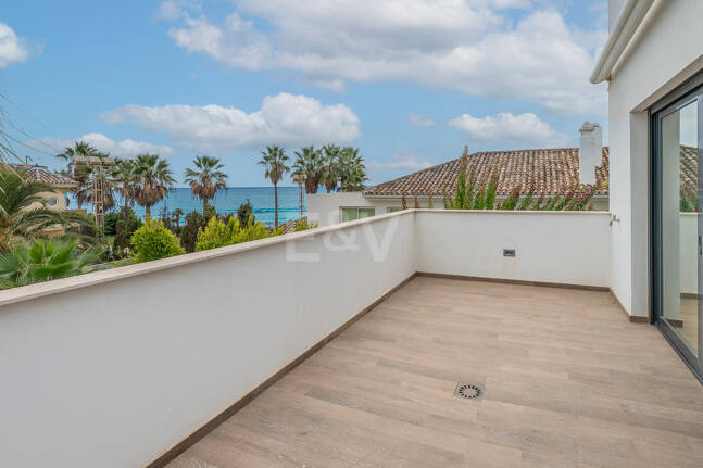 Sal a la arena: Villa contemporánea frente al mar