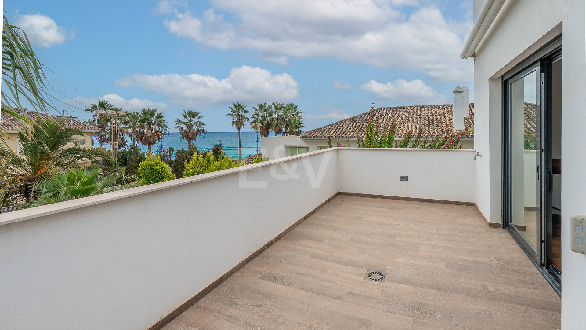 Sal a la arena: Villa contemporánea frente al mar