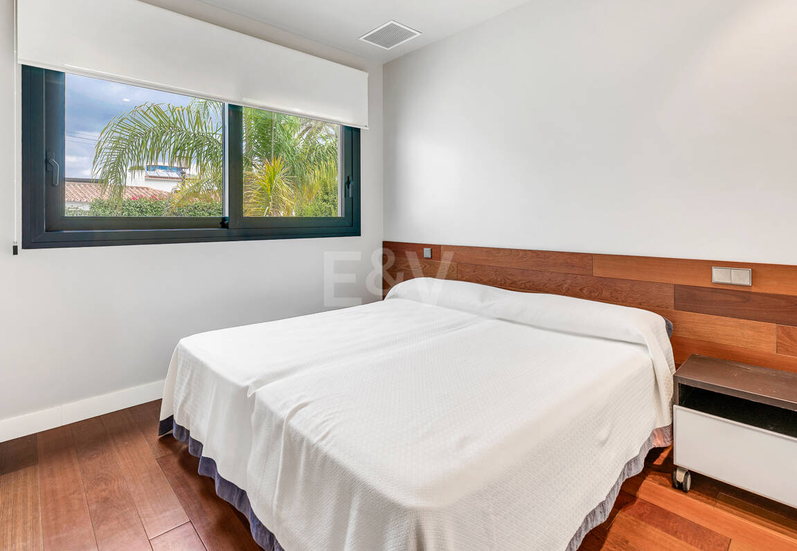 Sal a la arena: Villa contemporánea frente al mar