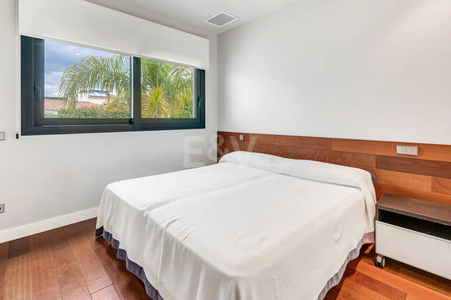 Sal a la arena: Villa contemporánea frente al mar