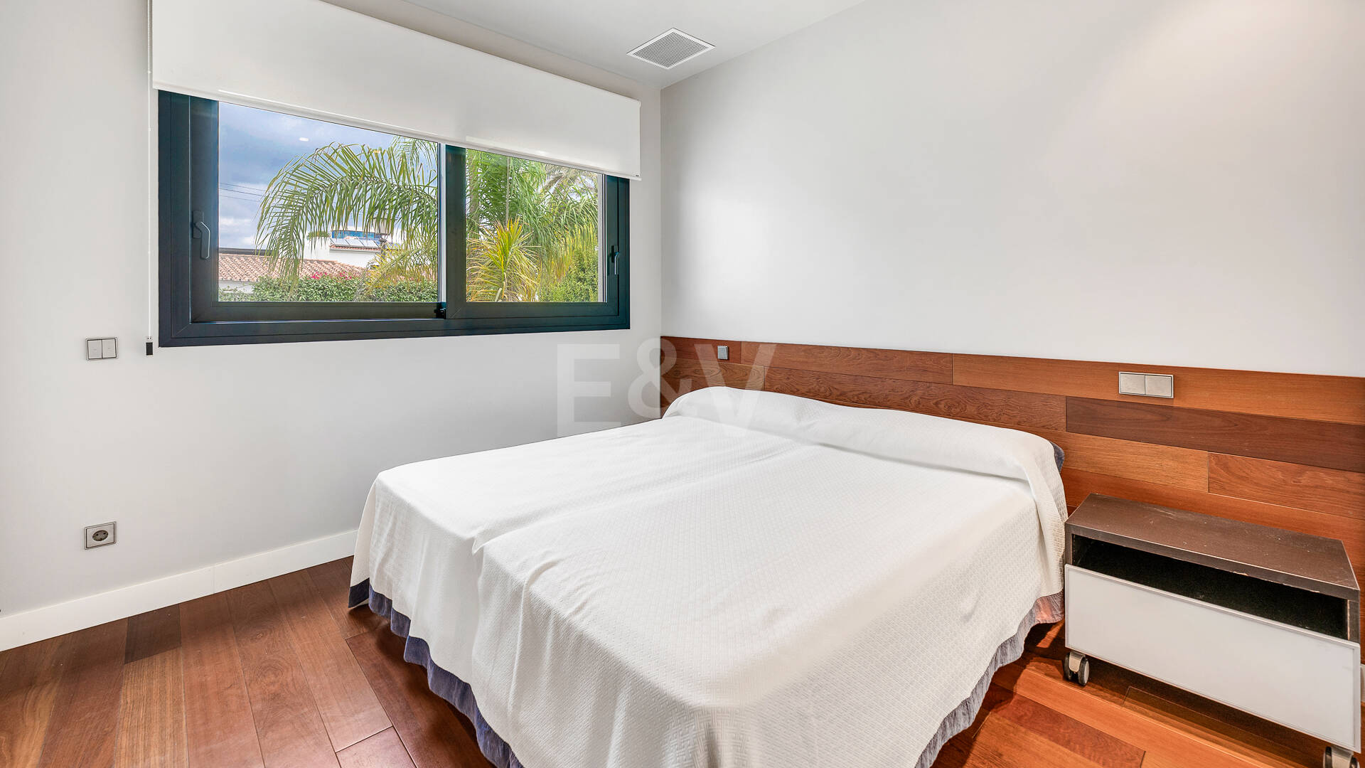 Sal a la arena: Villa contemporánea frente al mar