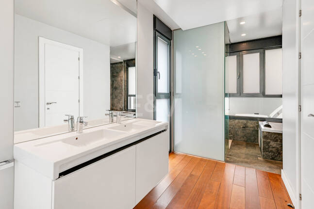 Sal a la arena: Villa contemporánea frente al mar