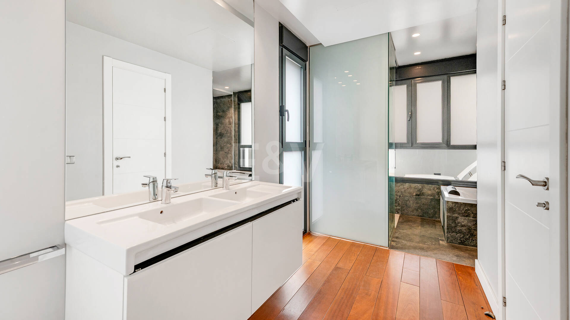 Sal a la arena: Villa contemporánea frente al mar