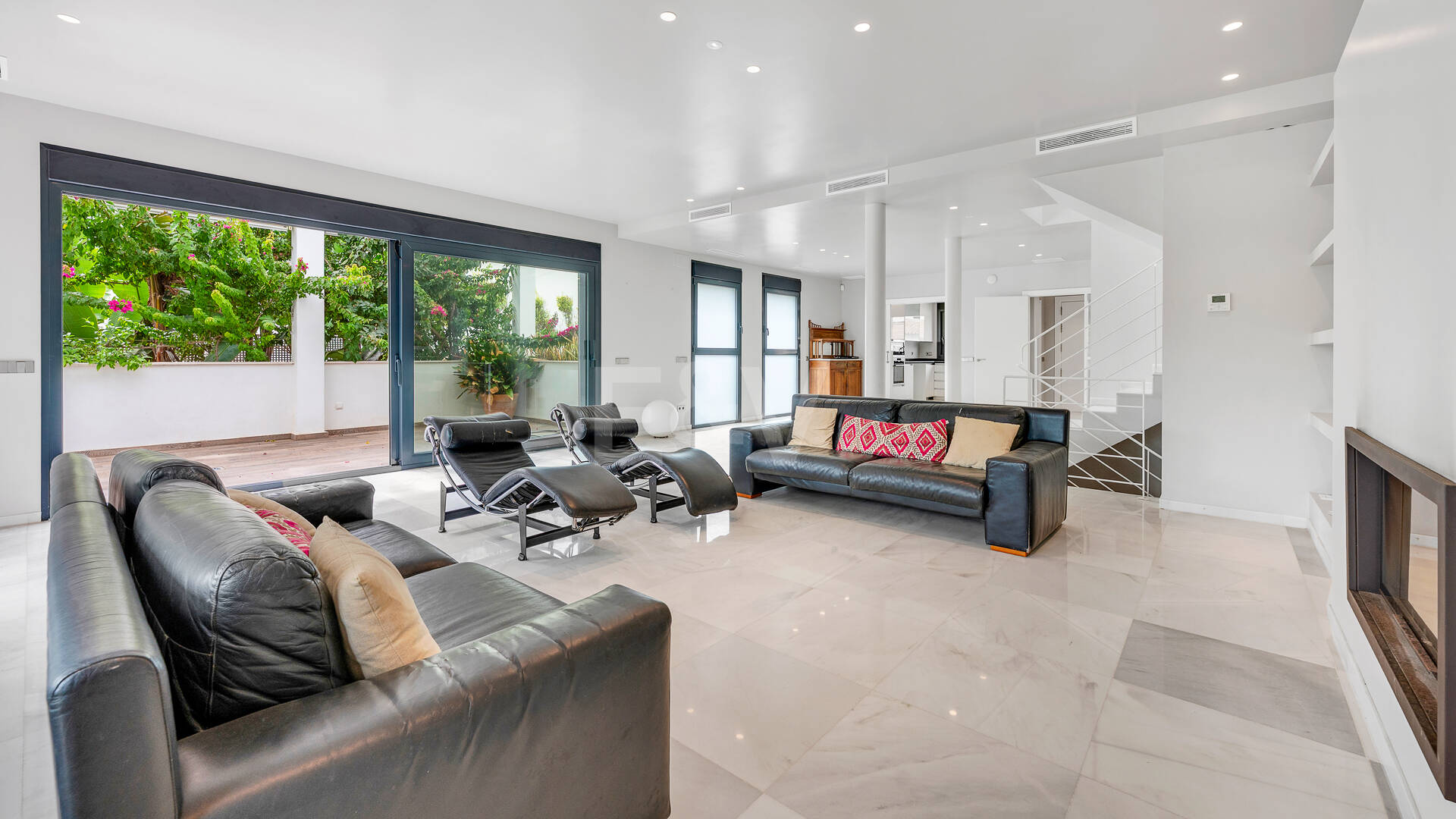 Sal a la arena: Villa contemporánea frente al mar