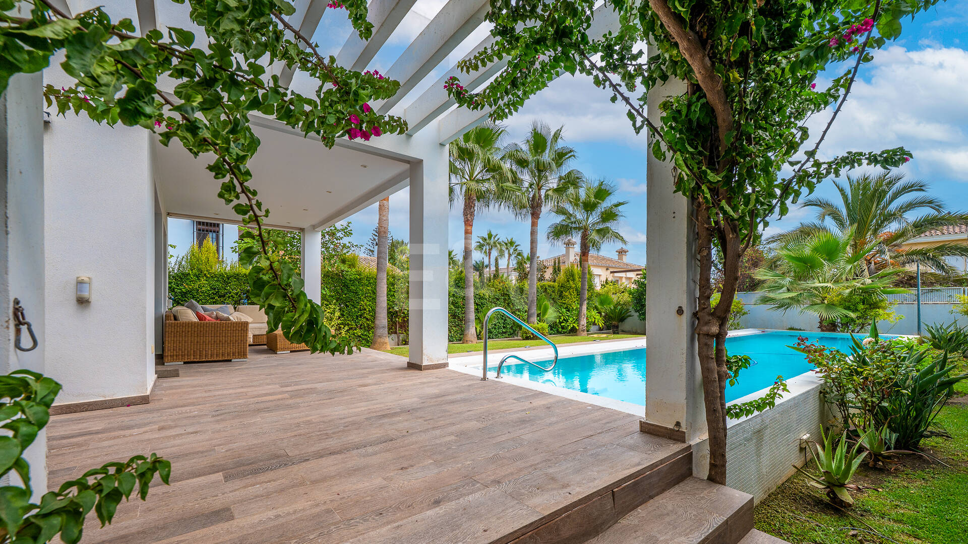 Sal a la arena: Villa contemporánea frente al mar