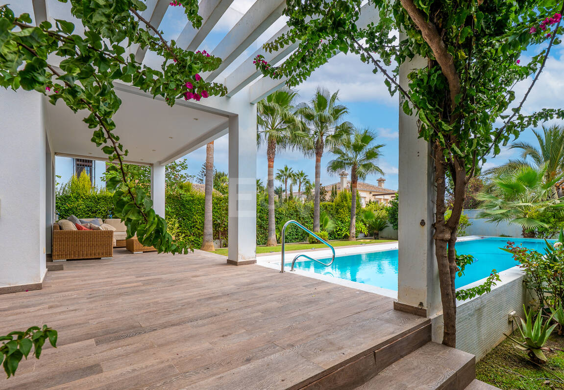 Sal a la arena: Villa contemporánea frente al mar