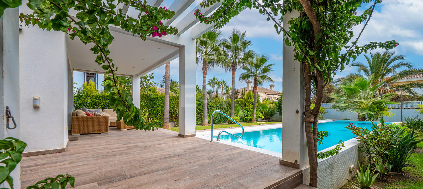 Beachfront Luxury 5-Bedroom Villa