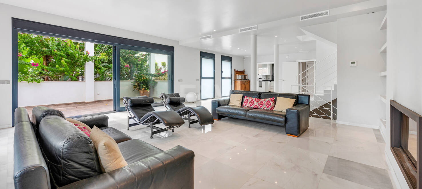 Beachfront Luxury 5-Bedroom Villa