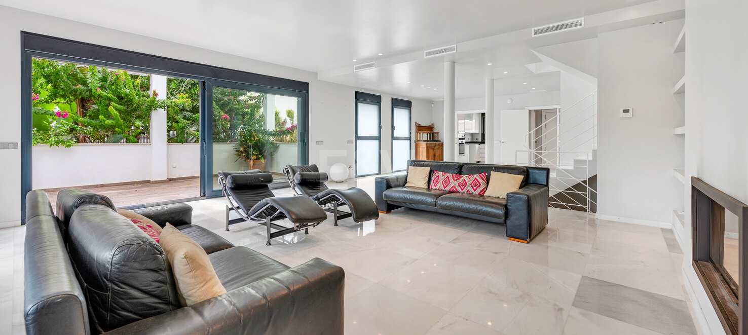 Beachfront Luxury 5-Bedroom Villa